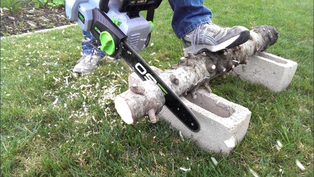 Lightweight and Powerful: Why a Battery Chainsaw Is a Game-Changer